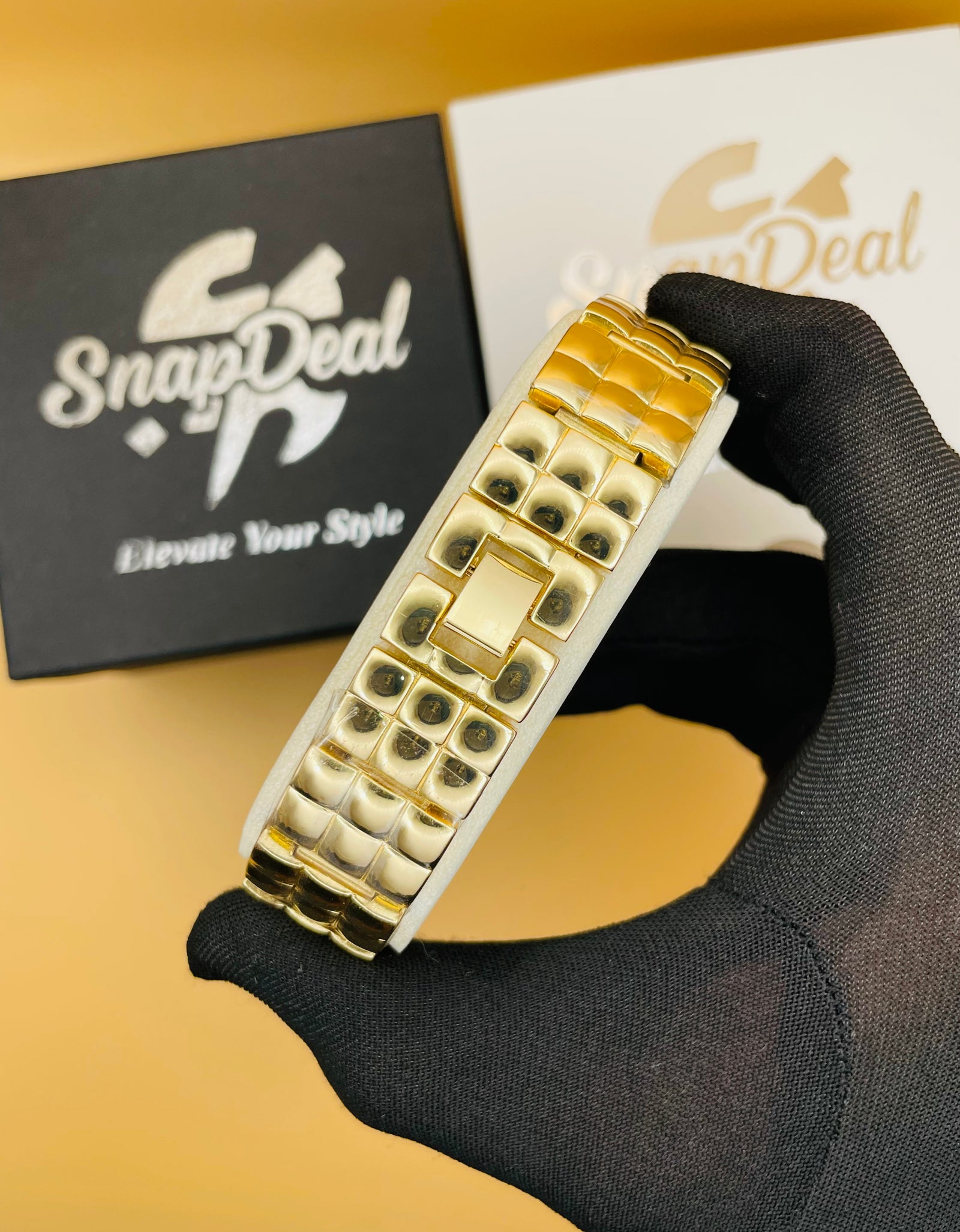 GUCCI Rectangular Crystal Dial Bracelet Watch (Golden)